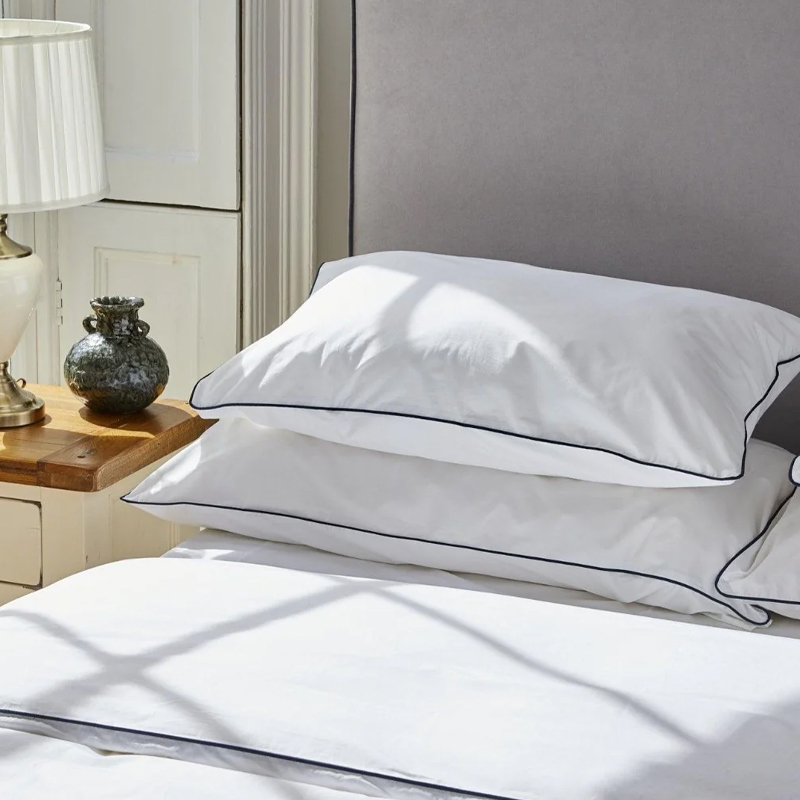 5 -stjernet Hotel Plain Sateen White Piped Quilt Cover Set