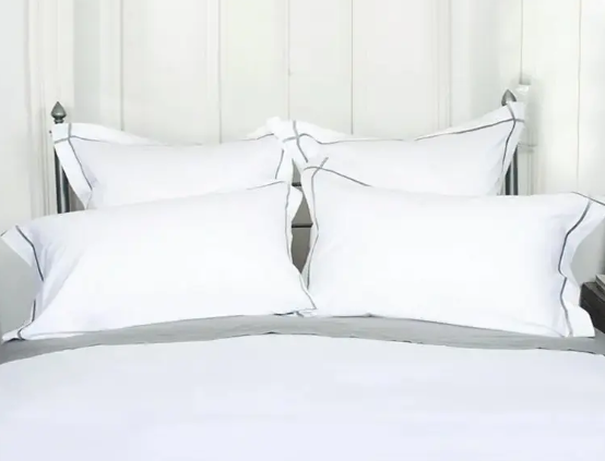 Hvad kan jeg gøre, hvis mit hotels almindelige bomuldssateenplader bliver gule og bliver stivere med hver vask?